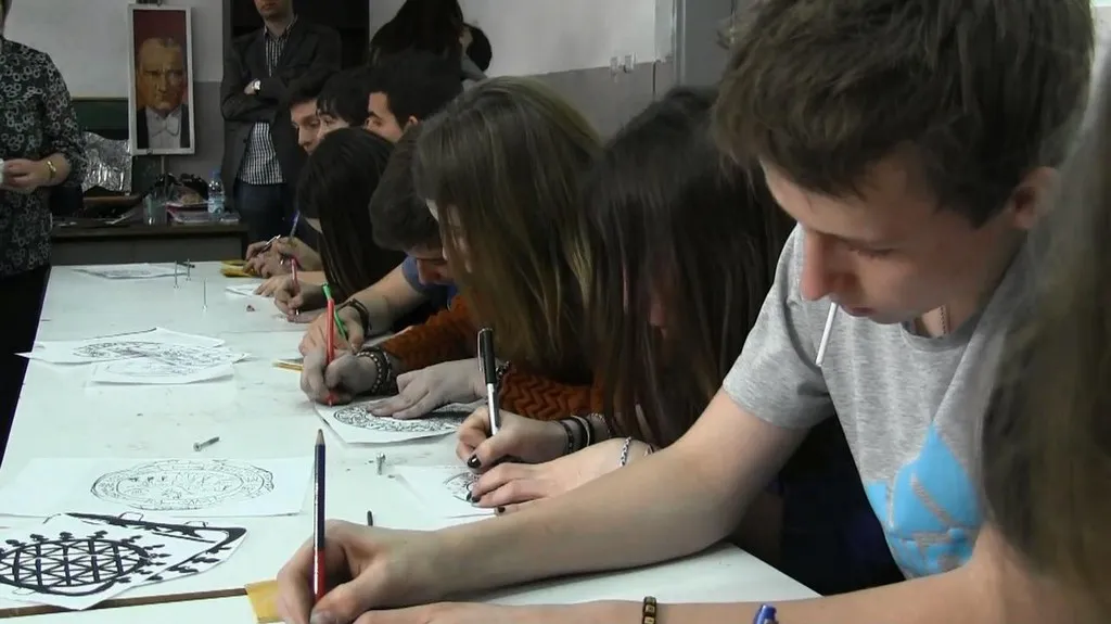 Žáci při práci na projektu