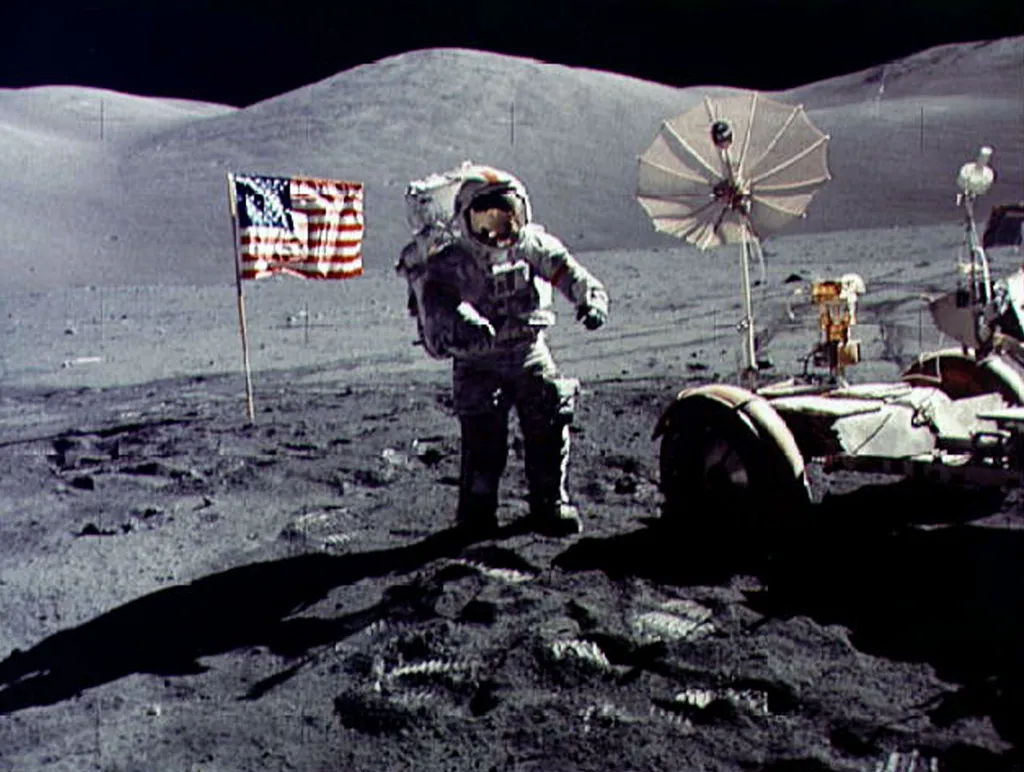Další snímek Cernana poblíž americké vlajky