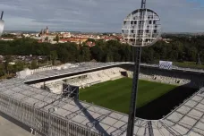 Hradec Králové chce kvůli zpoždění stadionu uplatnit sankce. K žádnému nedošlo, tvrdí zhotovitel