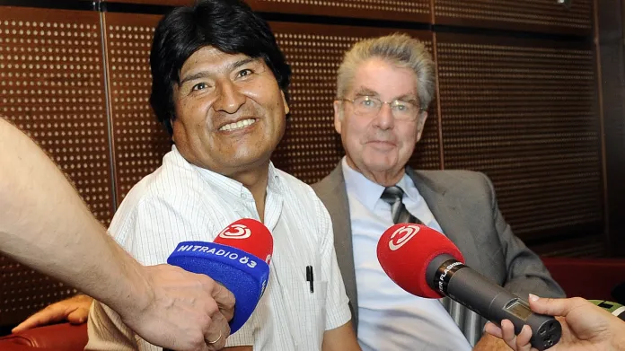 Bolivijský prezident Morales (vlevo) se na vídeňském letišti setkal s rakouským protějškem Heinzem Fischerem