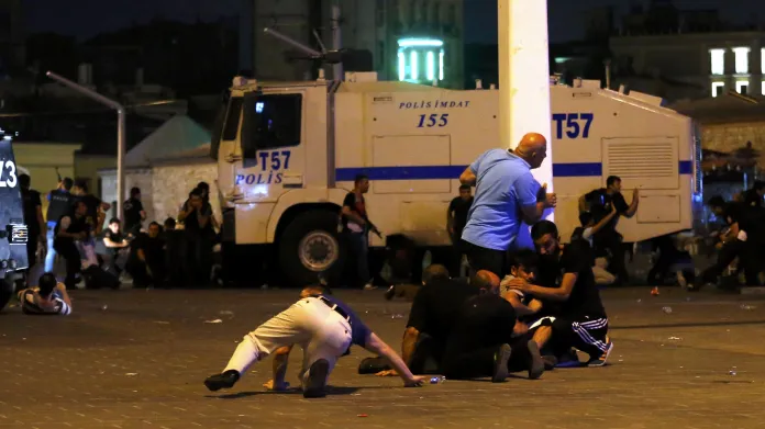 Obyvatelé Istanbulu se snaží dostat do bezpečí během výbuchů na Taksimském náměstí