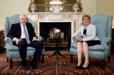 Brexit bude, ujišťuje Johnson. Referendum o skotské nezávislosti také, doufá Sturgeonová