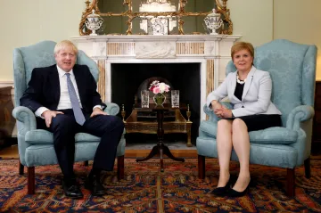 Brexit bude, ujišťuje Johnson. Referendum o skotské nezávislosti také, doufá Sturgeonová