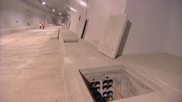 V tunelech se musí položit povrch vozovky