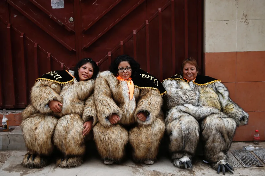 Měsíc únor je známý masopusty, karnevaly a pochody masek. Tanečnice z Bolívie mají na sobě medvědí masky během oslav ve městě Oruro