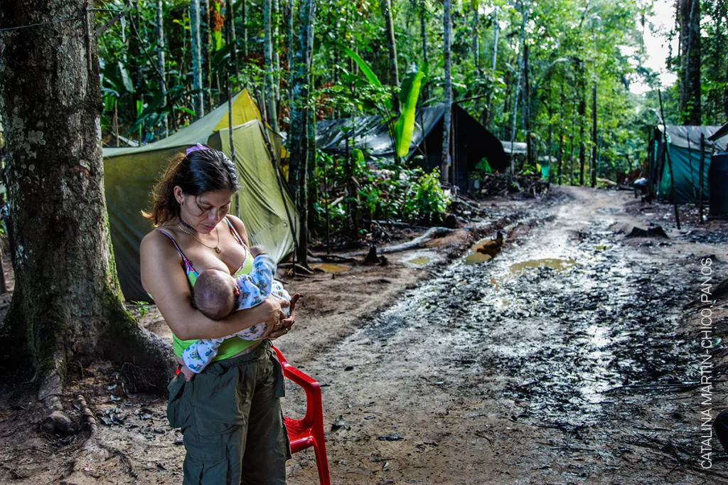 Nominace na vítěznou sérii v kategorii SOUČASNÉ PROBLÉMY. Catalina Martin-Chico, Panos - Od podpisu mírové dohody mezi kolumbijskou vládou a hnutím rebelů FARC v roce 2016 došlo mezi bývalými členkami hnutí k rozmachu mateřství. Těhotenství totiž bylo do té doby považováno za neslučitelné s partyzánským životem.
