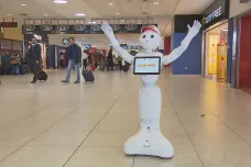 Pražské letiště brázdí mluvící robot. Poradí správnou cestu a zabaví děti