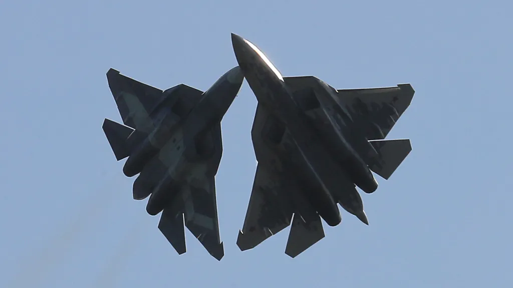 Ruské stíhačky Su-57 při letecké show u Moskvy v roce 2021