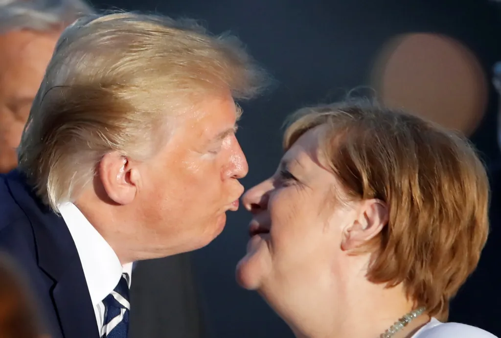 Více než srdečný pozdrav si vyměnili Donald Trump a Angela Merkelová během příprav na společnou fotografii členů G7 ve francouzském Biarritzu