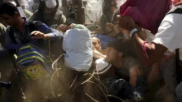 Kolem tří tisíc migrantů se snaží každý den překonat ostře střeženou hranici z Řecka do Makedonie.