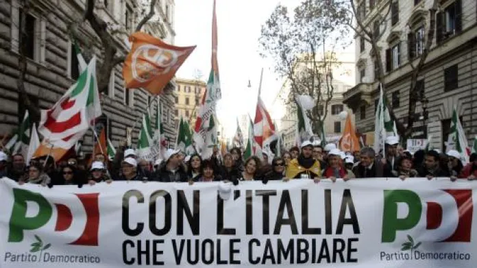 Demonstrace proti Silviu Berlusconimu