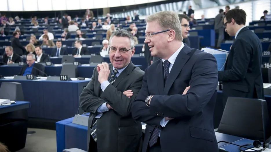 Jan Zahradil z frakce ECP v diskusi s eurokomisařem Štefanem Fülem