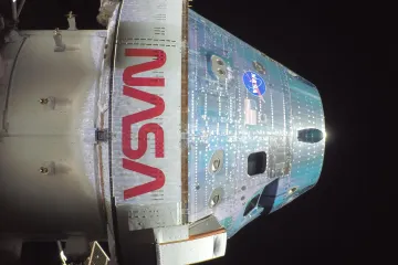 Kosmická loď Orion využila gravitační prak. Manévr sebral energii Zemi