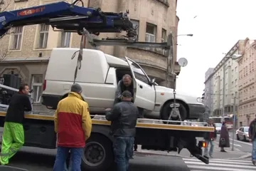 Řidič ubránil auto „vlastním tělem“, odtahovka neznala nová pravidla