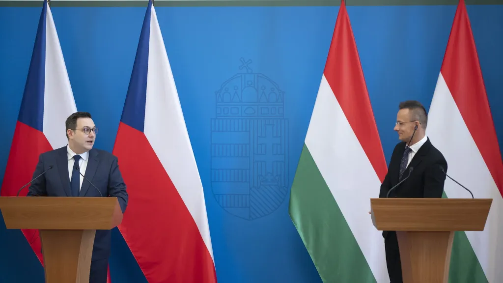 Ministři zahraničí ČR a Maďarska Jan Lipavský a Péter Szijjártó