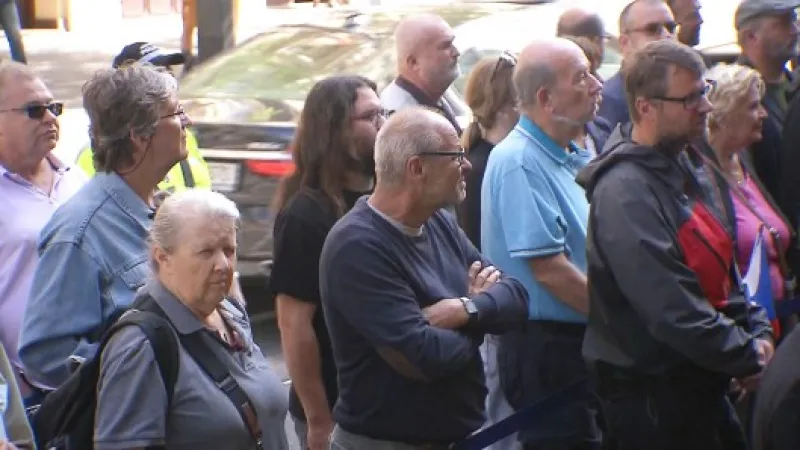 Lidé sledují vzpomínkovou akci u Českého rozhlasu,  Autor: ČT24,  Zdroj: ČT24