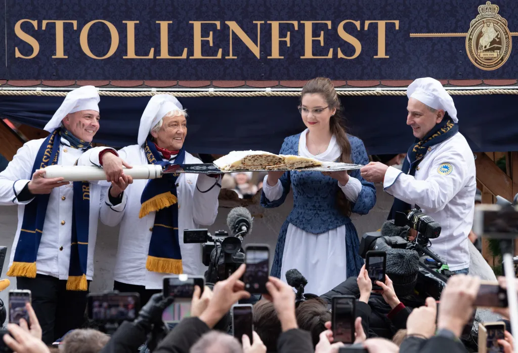 V Drážďanech nakrojili skoro čtyřtunovou štólu