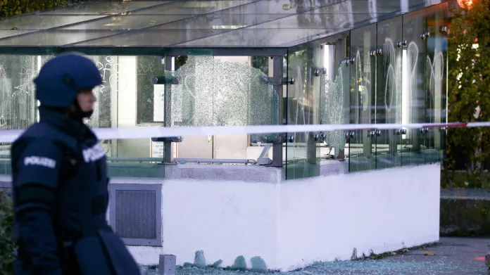Rakouský policista prochází kolem skleněné stěny nedalekého parkoviště, kterou poškodila střelba