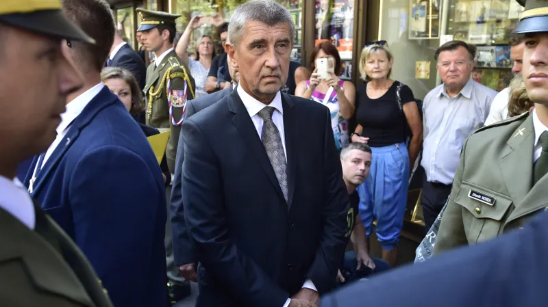 Andrej Babiš před budovou Českého rozhlasu