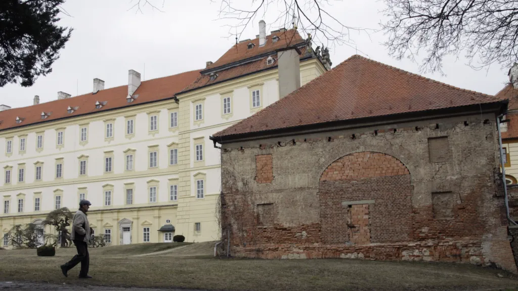 Chátrající budova valtického zámeckého divadla
