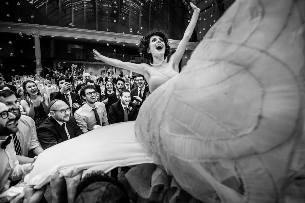 Vítěznou fotografií v kategorii Svatba se stal snímek The Flying Bride od Sovena Amatya