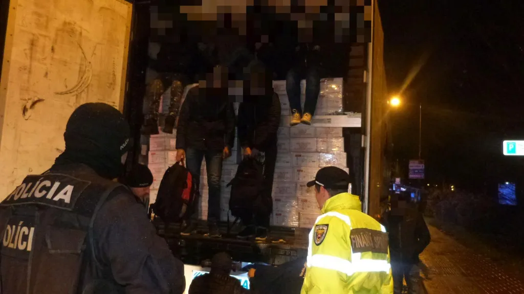 Migranti se tísnili v kamionech mezi zbožím