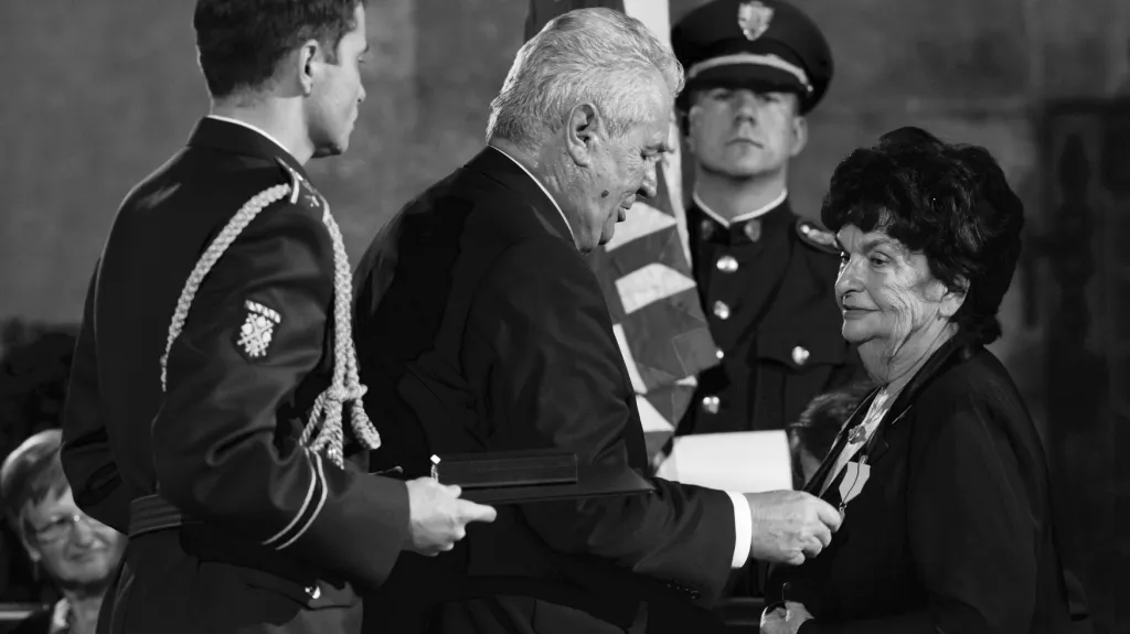 Danuše Táborská při přebírání medaile Za zásluhy od prezidenta Miloše Zemana v roce 2015