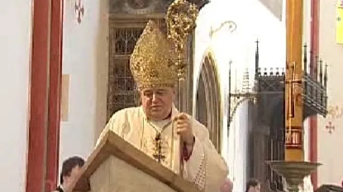Budoucí arcibiskup pražský a primas český Dominik Duka na poslední mši v Hradci Králové.