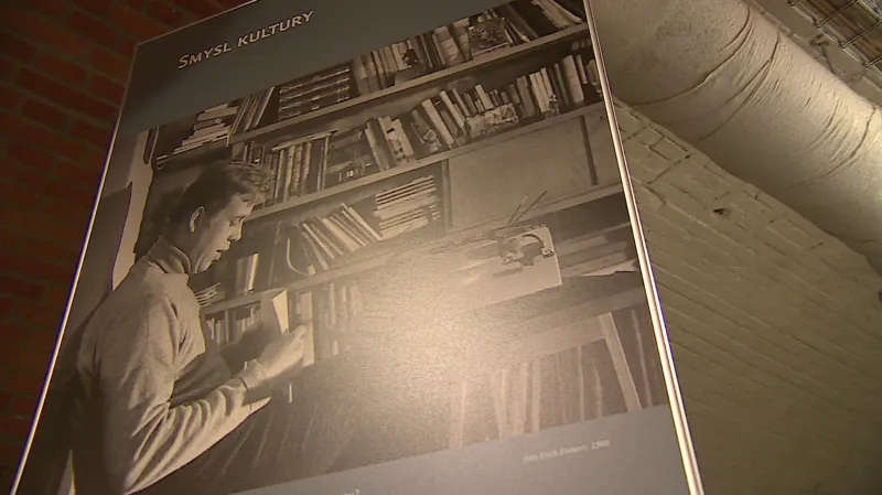 Dvacet šest panelů zachycuje Havlovy slavné i méně známé citáty a texty