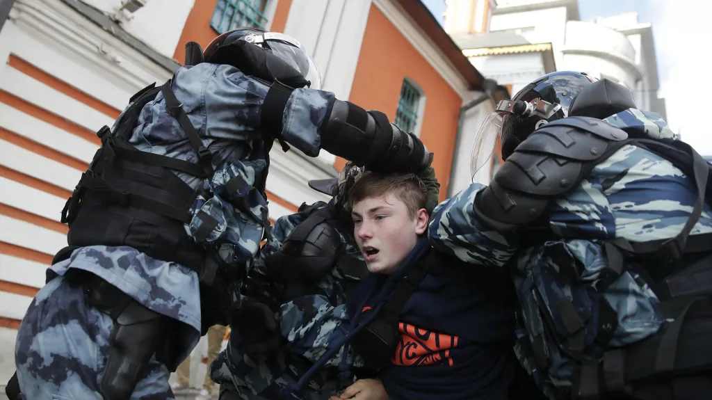 Zatýkání na srpnové demonstraci za svobodné volby v Moskvě