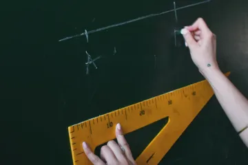 Tarify učitelů a akademiků od ledna stoupnou o sedm procent