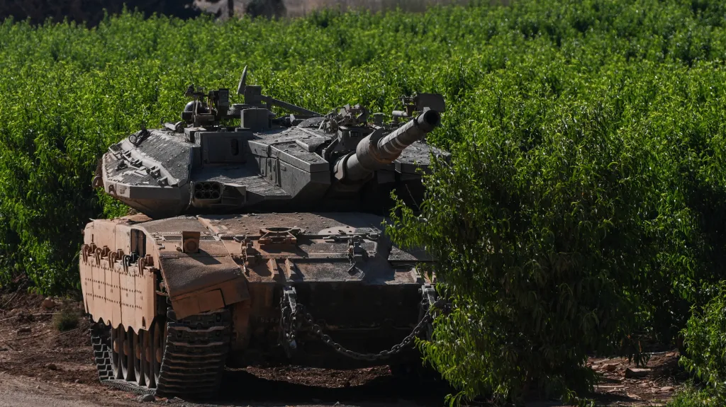 Tank izraelské armády poblíž hranice s Libanonem