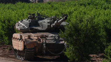 Tank izraelské armády poblíž hranice s Libanonem