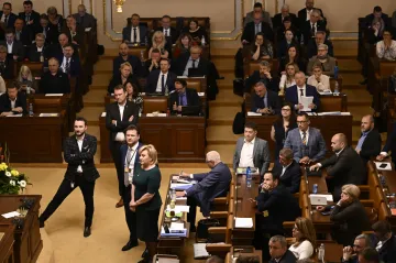 Ke sporným předlohám se poslanci dostali po 18 hodinách. Obstrukce protáhly jednání do rána