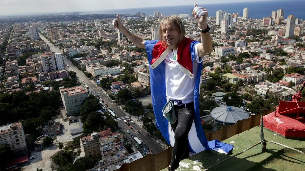 Alain Robert na střeše havanského hotelu