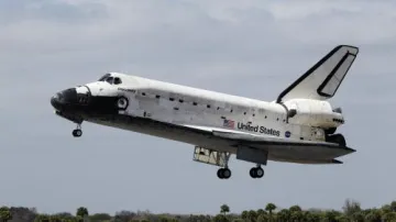 Raketoplán Discovery přistává na Floridě