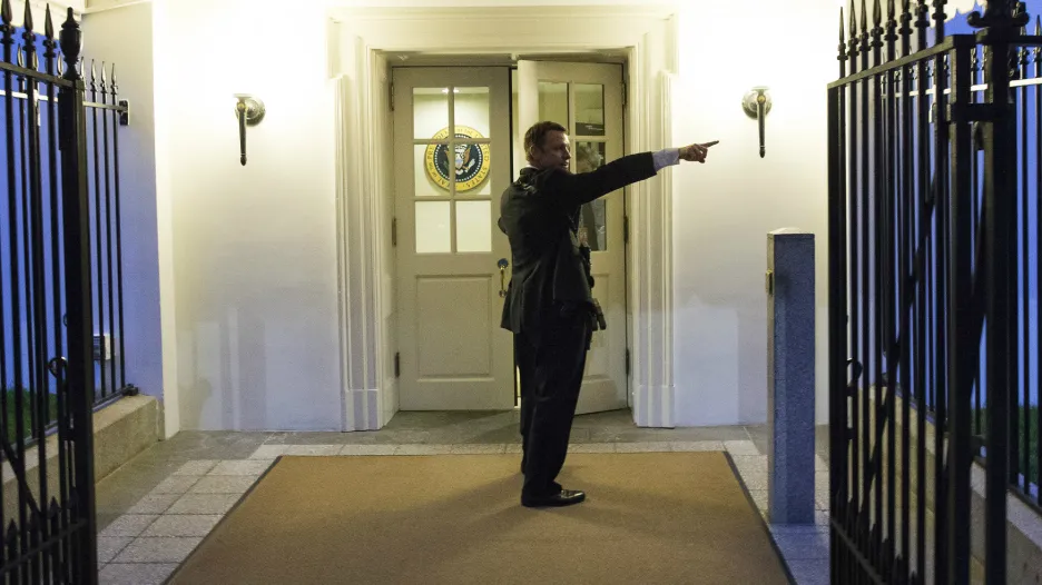 Agent tajné služby dává pokyn k evakuaci Bílého domu