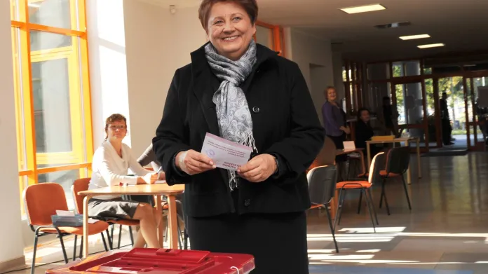Lotyšská premiérka Laimdota Straujumaová u parlamentních voleb 2014