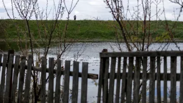 Obec zaplavila voda poté, co ukrajinští vojáci otevřeli tamní přehradu