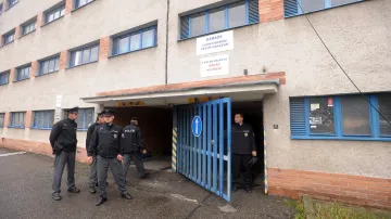 Policie objevila na zlínském sídlišti skladiště podezřelého alkoholu