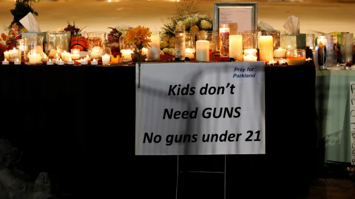 Děti nepotřebují zbraně, píše se na jednom ze vzkazů u školy v Parklandu