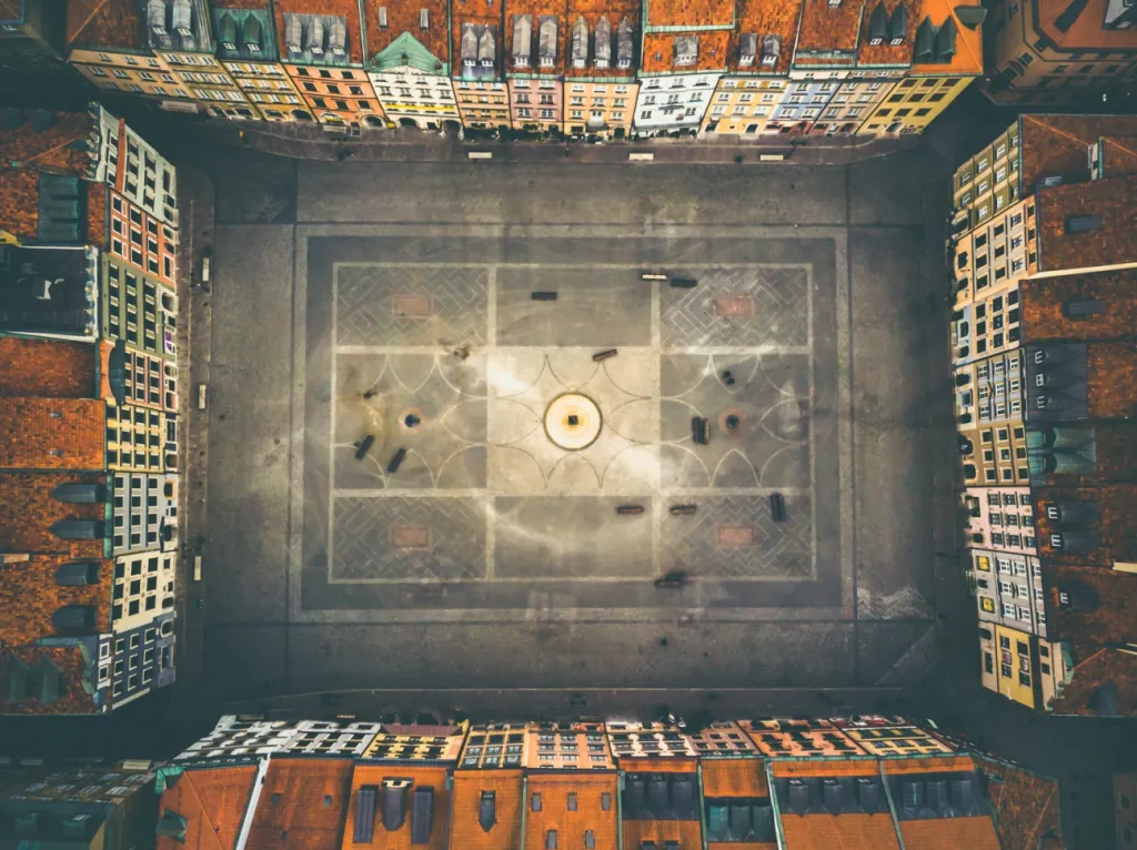 Druhé místo v kategorii Life under COVID-19: snímek Heart of Warsaw ukazuje zcela liduprázdné centrum Varšavy během pandemie