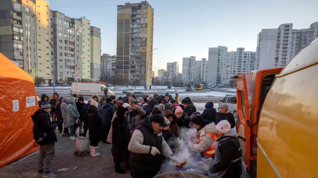 Potravinová pomoc pro obyvatele Kyjeva bez elektřiny a tepla