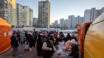Potravinová pomoc pro obyvatele Kyjeva bez elektřiny a tepla