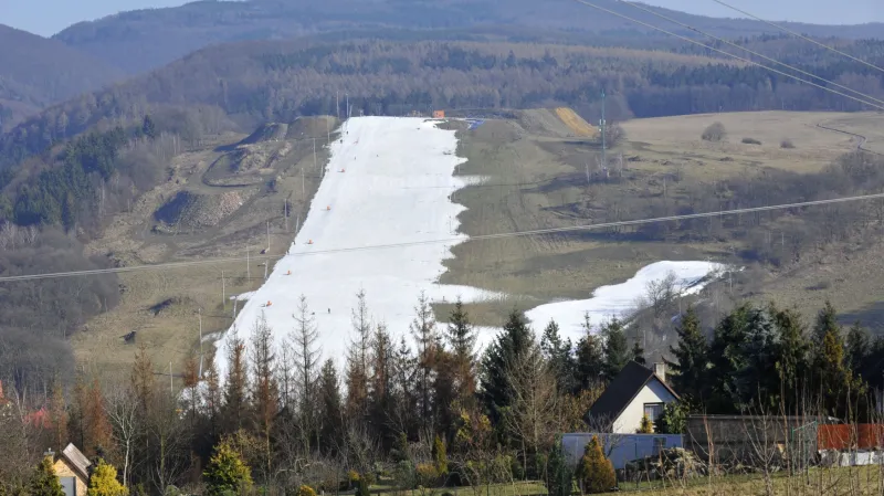Nebýt sněhových děl, nelyžovalo by se. V provozu jsou ale jak jesenické Hlubočky (na snímku), tak Zadov, kde přes čtrnáctistupňové vedro uvádějí provozovatelé, že "sněhové podmínky jsou výborné".