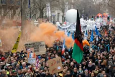 Francouzi znovu demonstrovali kvůli důchodové reformě, odbory svolají generální stávku