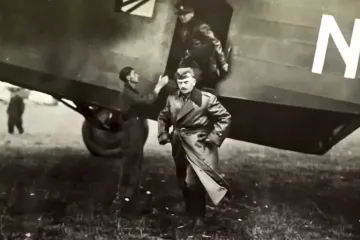 Bílý proti hnědým. V Praze odhalili pamětní desku hrdinovi druhého odboje