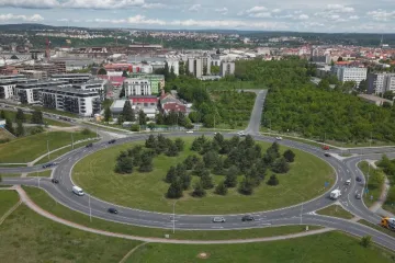 Na internetu se šíří nebezpečný trend. Řidiči projíždějí kruhové objezdy napříč
