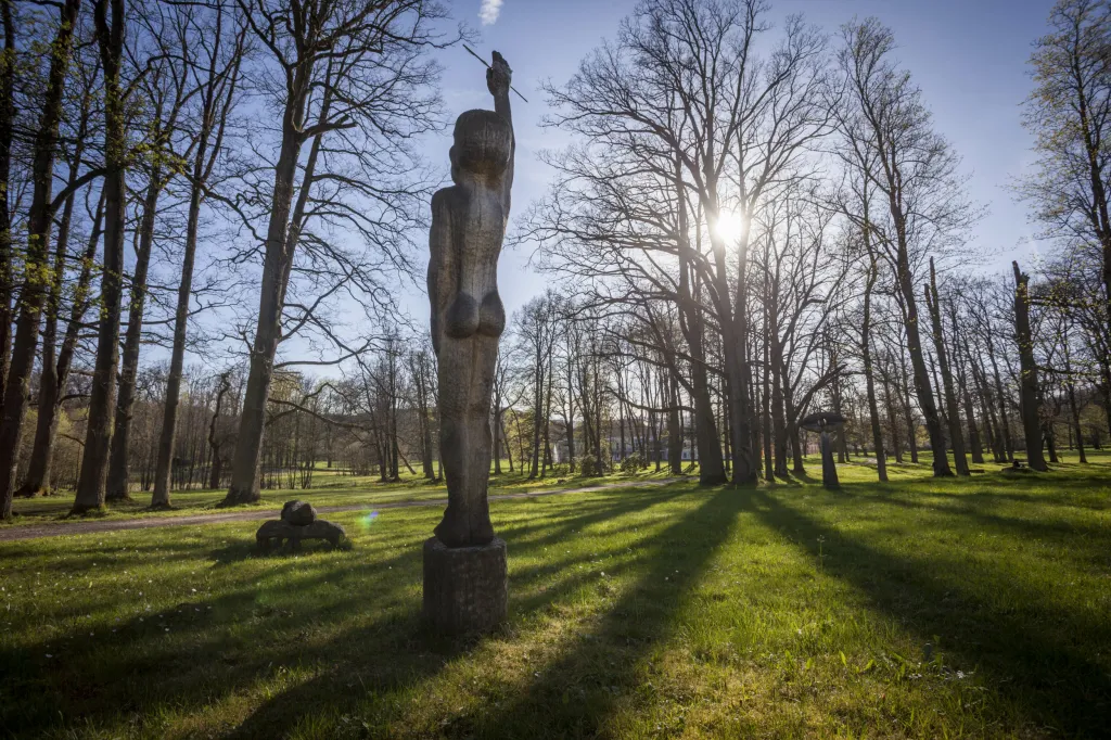 Zlatá éra Červeného Dvora nastala v 18. století s vládou knížete Josefa Adama ze Schwarzenbergu, který přestavěl zámek do dnešní podoby