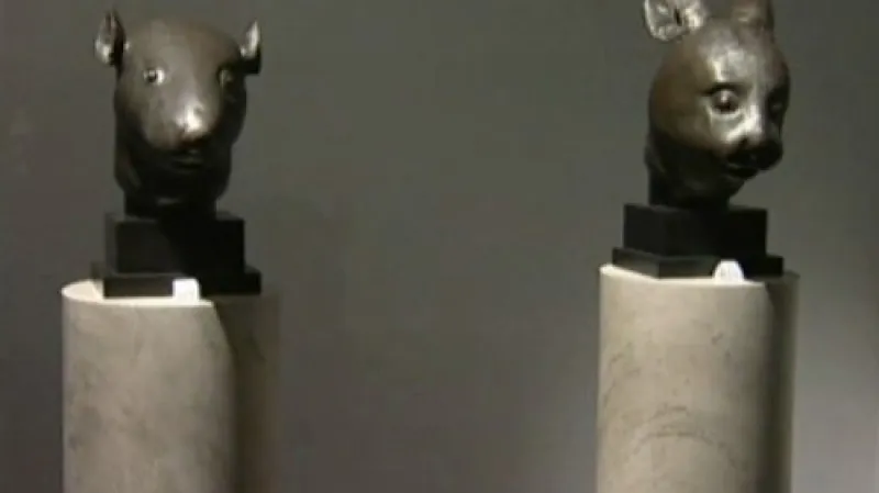 Bronzové hlavy zajíce a krysy